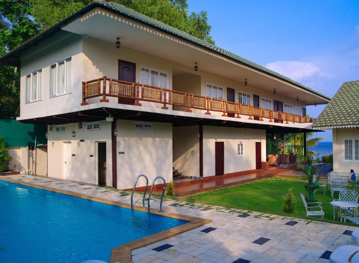 Cyrus Resort Alappuzha Extérieur photo
