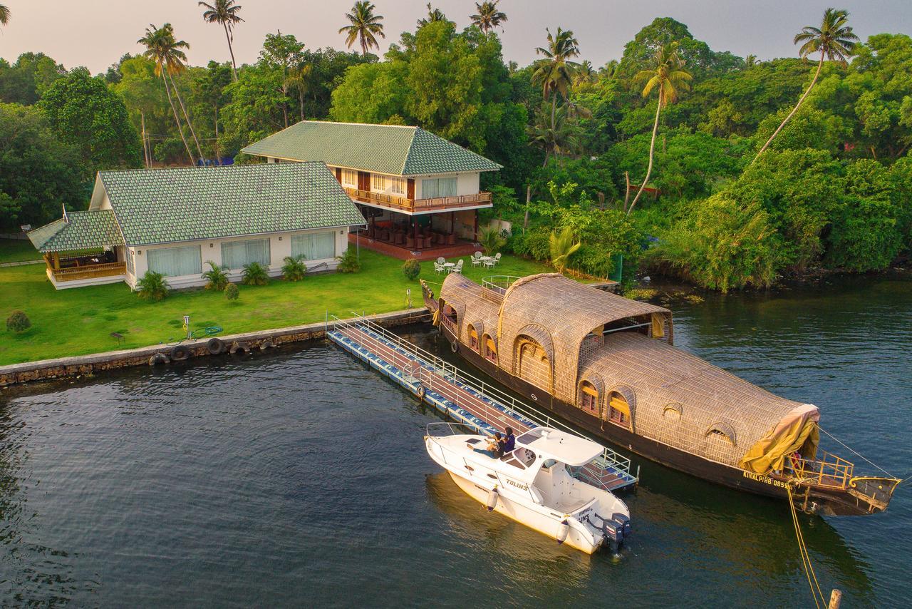 Cyrus Resort Alappuzha Extérieur photo